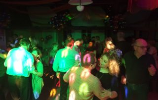 Silvestergala mit tanzwütigen Gästen - Silvesterparty mit DJane Tilly